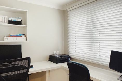 Photo of property in 18 Monaco Grove, Fitzherbert, Palmerston North, 4410