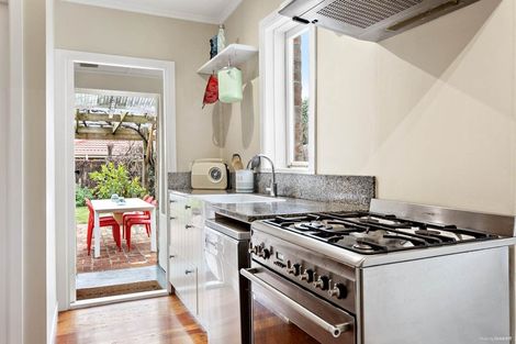 Photo of property in 5 Pine Street, New Lynn, Auckland, 0600