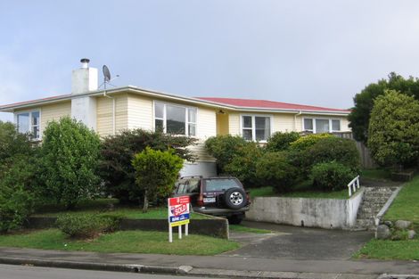 Photo of property in 18 Quigley Street, Newlands, Wellington, 6037
