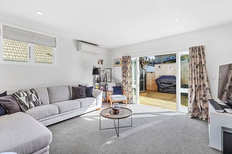 Photo of property in 27 Mexted Terrace, Tawa, Wellington, 5028