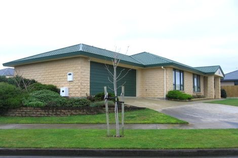 Photo of property in 6 Logan Place, Kelvin Grove, Palmerston North, 4414