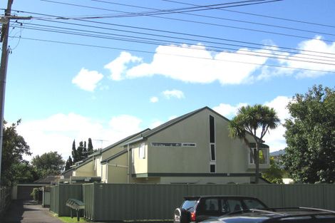 Photo of property in 1/44 Stanley Point Road, Stanley Point, Auckland, 0624