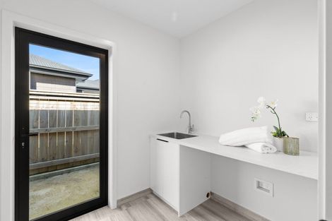 Photo of property in 42 Sardinia Grove, Fitzherbert, Palmerston North, 4410