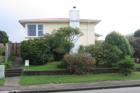Photo of property in 18 Quigley Street, Newlands, Wellington, 6037