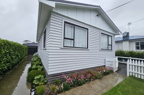 Photo of property in 10 Truby King Street, Merrilands, New Plymouth, 4312