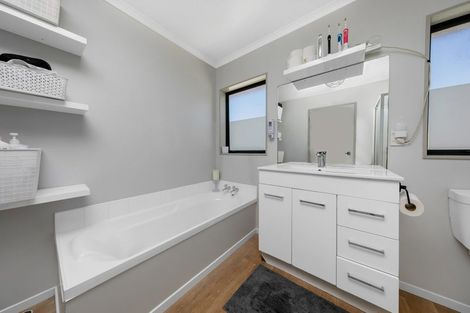 Photo of property in 63 Claverdon Drive, Massey, Auckland, 0614