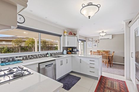 Photo of property in 5 Tamati Place, Merrilands, New Plymouth, 4312