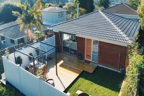 Photo of property in 2/9 Paruru Avenue, Northcote, Auckland, 0627
