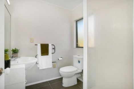 Photo of property in 4 De Havilland Drive, Goodwood Heights, Auckland, 2105