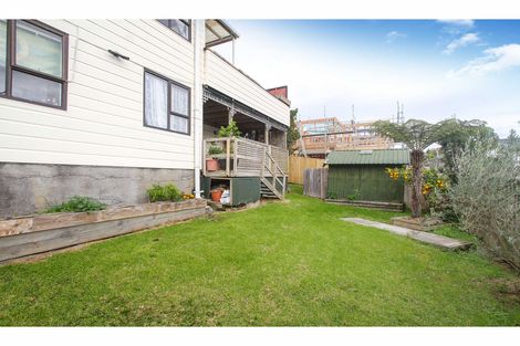 Photo of property in 1/52 Pupuke Road, Hillcrest, Auckland, 0627