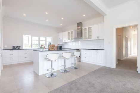 Photo of property in 21 Grove Way, Riverhead, 0820