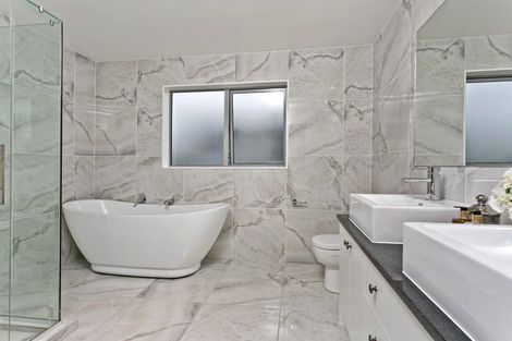 Photo of property in 102 Admirals Court Drive, Greenhithe, Auckland, 0632