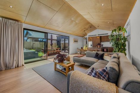 Photo of property in 16 Guthrie Street, Lake Hawea, 9382