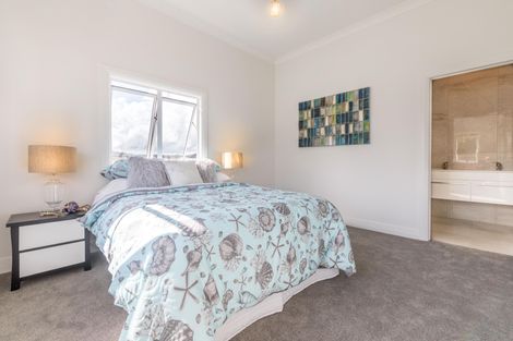 Photo of property in 21 Grove Way, Riverhead, 0820