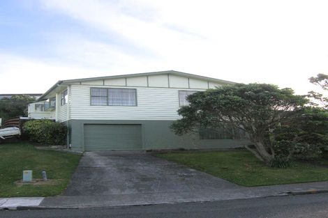 Photo of property in 35 Somes Crescent, Newlands, Wellington, 6037
