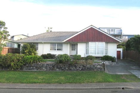 Photo of property in 39 Somes Crescent, Newlands, Wellington, 6037