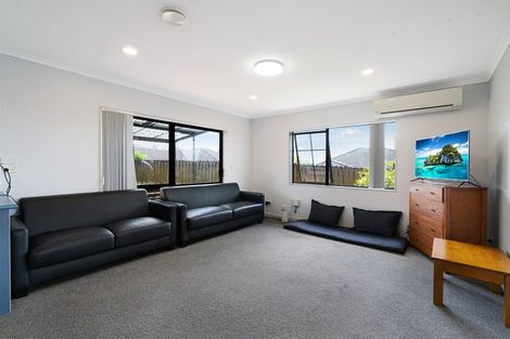 Photo of property in 18 Plumstead Rise, Glen Eden, Auckland, 0602