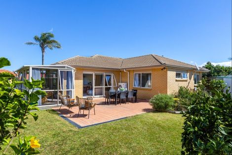Photo of property in 94 Lakeside Drive, Orewa, 0931