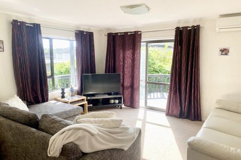 Photo of property in 2/8 Sunward Rise, Glenfield, Auckland, 0629