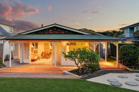 Photo of property in 6 Seabreeze Road, Narrow Neck, Auckland, 0624