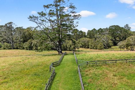 Photo of property in 11 Tawa Road, Kumeu, 0891