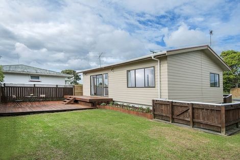 Photo of property in 2a Rixon Place, Te Atatu Peninsula, Auckland, 0610