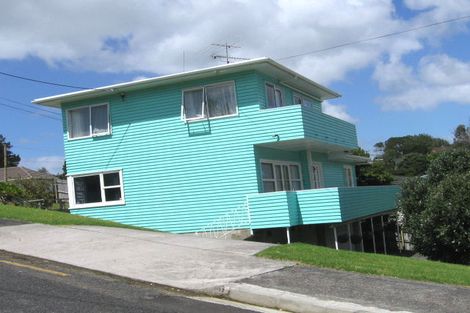 Photo of property in 2 Cronin Place, Beach Haven, Auckland, 0626