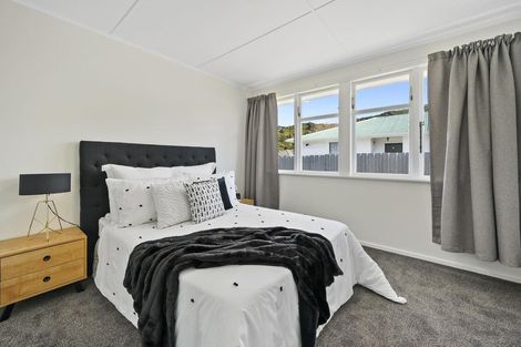 Photo of property in 5 Matthews Road, Wainuiomata, Lower Hutt, 5014
