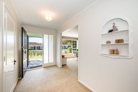 Photo of property in 33 Rewarewa Crescent, Waikanae, 5036