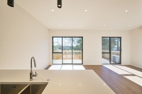 Photo of property in 4/147c Carlisle Road, Northcross, Auckland, 0632