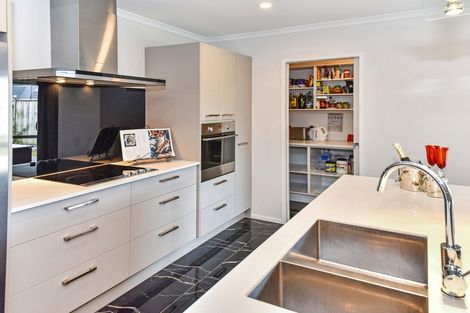 Photo of property in 9 Tongeren Square, Karaka, Papakura, 2113