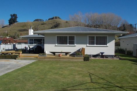 Photo of property in 16 Ongo Road, Hunterville, 4730