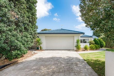 Photo of property in 32 Guildford Drive, Paraparaumu, 5032