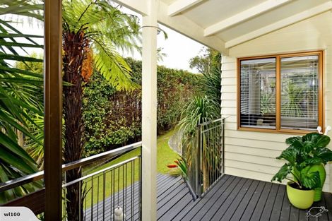 Photo of property in 15 Sunnynook Road, Forrest Hill, Auckland, 0620