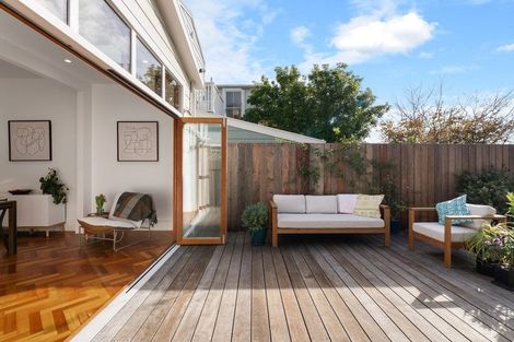 Photo of property in 33 Queen Street, Mount Victoria, Wellington, 6011