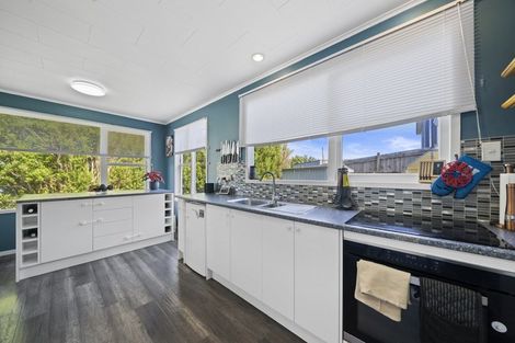 Photo of property in 27 Griffiths Grove, Newlands, Wellington, 6037