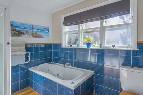 Photo of property in 137 Seaview Road, Paraparaumu Beach, Paraparaumu, 5032