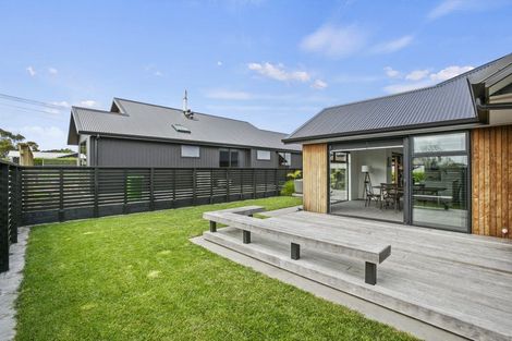 Photo of property in 11 Donnelly Street, Oakura, 4314