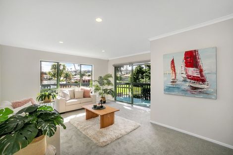 Photo of property in 4 De Havilland Drive, Goodwood Heights, Auckland, 2105