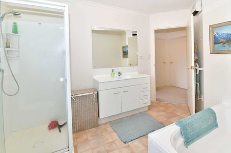 Photo of property in 3 Chesterfield Way, Orewa, 0931