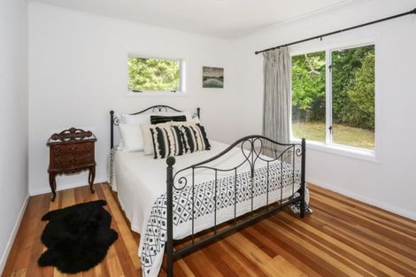 Photo of property in 21 Bush Road, Waiatarua, Auckland, 0604