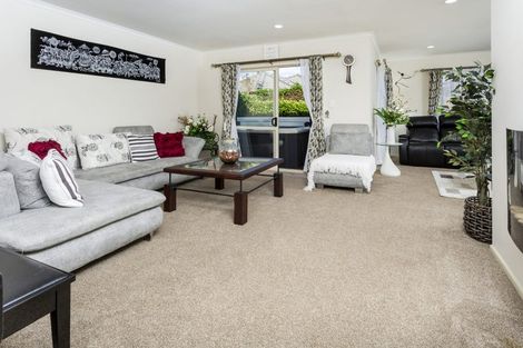 Photo of property in 21 Crimson Park, Oteha, Auckland, 0632
