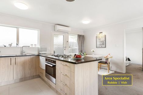Photo of property in 2/94 Lynwood Road, New Lynn, Auckland, 0600
