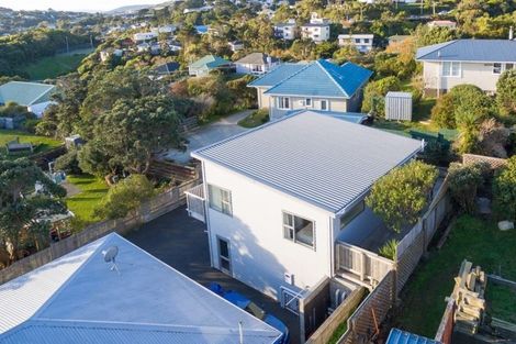 Photo of property in 19b Miles Crescent, Newlands, Wellington, 6037