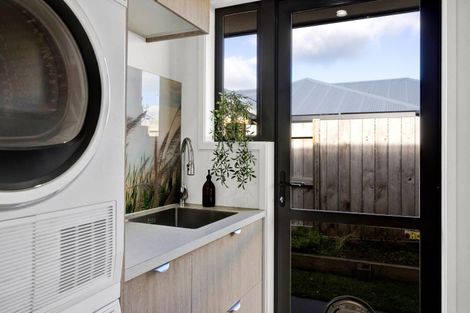 Photo of property in 21 Montague Grove, Stratford, 4332