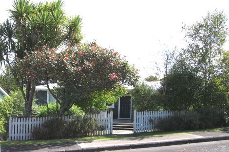 Photo of property in 9 Felstead Street, Birkenhead, Auckland, 0626