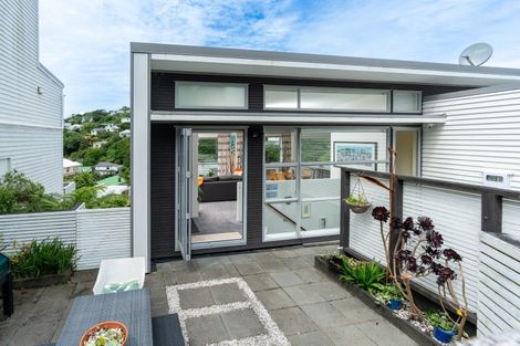 Photo of property in 20 Tiketike Way, Brooklyn, Wellington, 6021