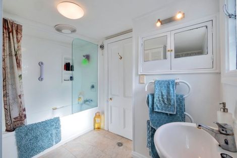 Photo of property in 11 Gow Street, Helensville, 0800