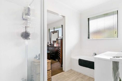 Photo of property in 32 Hewlett Road, Massey, Auckland, 0614