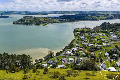 Photo of property in 9 Regent Street, Whakapirau, Maungaturoto, 0583